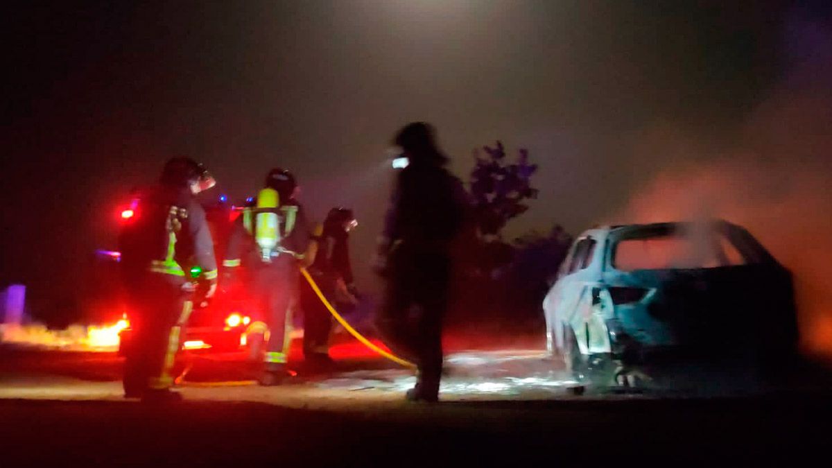 Los Bomberos sofocando las llamas del vehículo. | BOMBEROS LEÓN Los Bomberos sofocando las llamas del vehículo. | BOMBEROS LEÓN