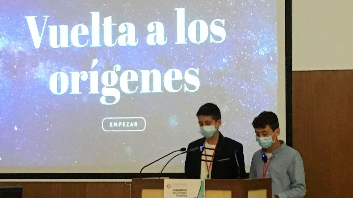 Los alumnos ganadores presentado su ponencia ante el Congreso.