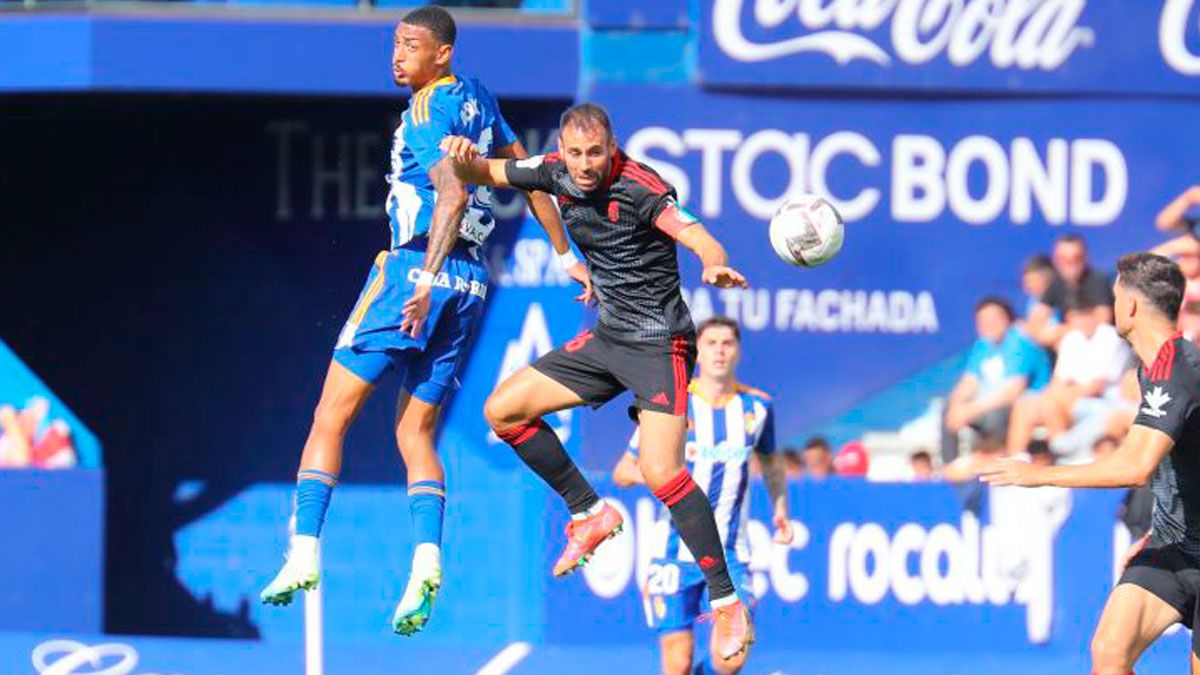 Lacerda pelea por un balón aéreo con un defensor del Granada. | LALIGA