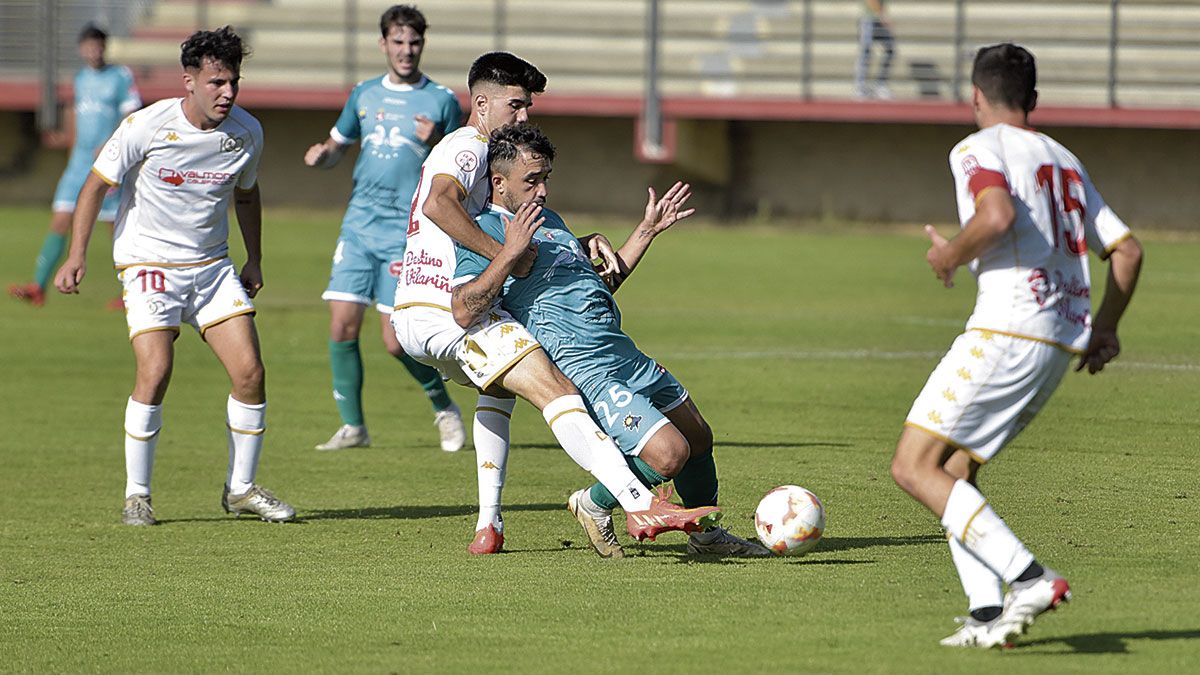 Un instante del partido entre Júpiter y Astorga. | SAÚL ARÉN Un instante del partido entre Júpiter y Astorga. | SAÚL ARÉN