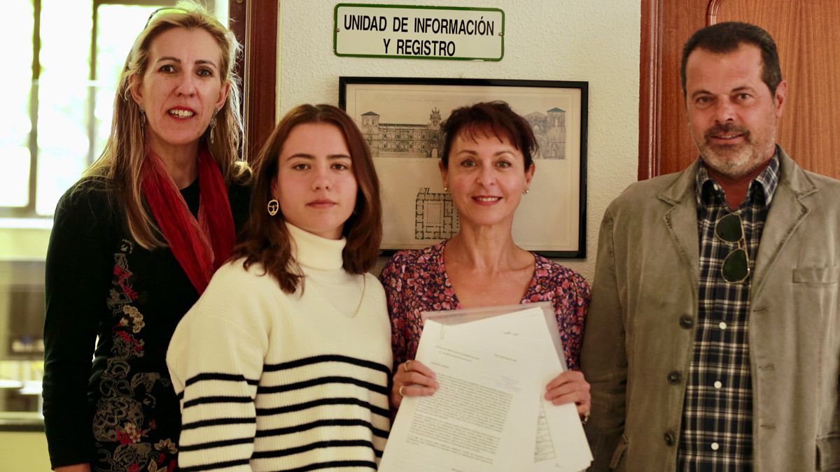 Entrega de las más 700 firmas con la petición. | L.N.C. Entrega de las más 700 firmas con la petición. | L.N.C.