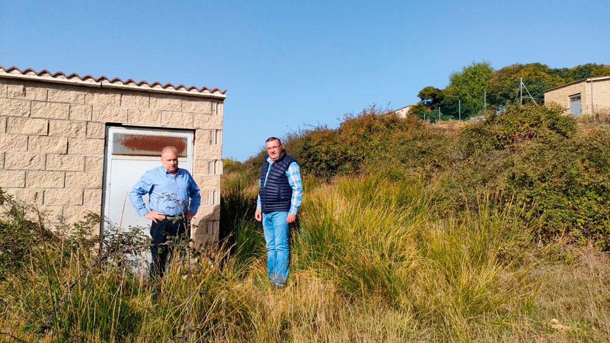 Isidoro García y Roberto Aller anuncian que el consistorio mejorará las captaciones de agua. | L.N.C. Isidoro García y Roberto Aller anuncian que el consistorio mejorará las captaciones de agua. | L.N.C.