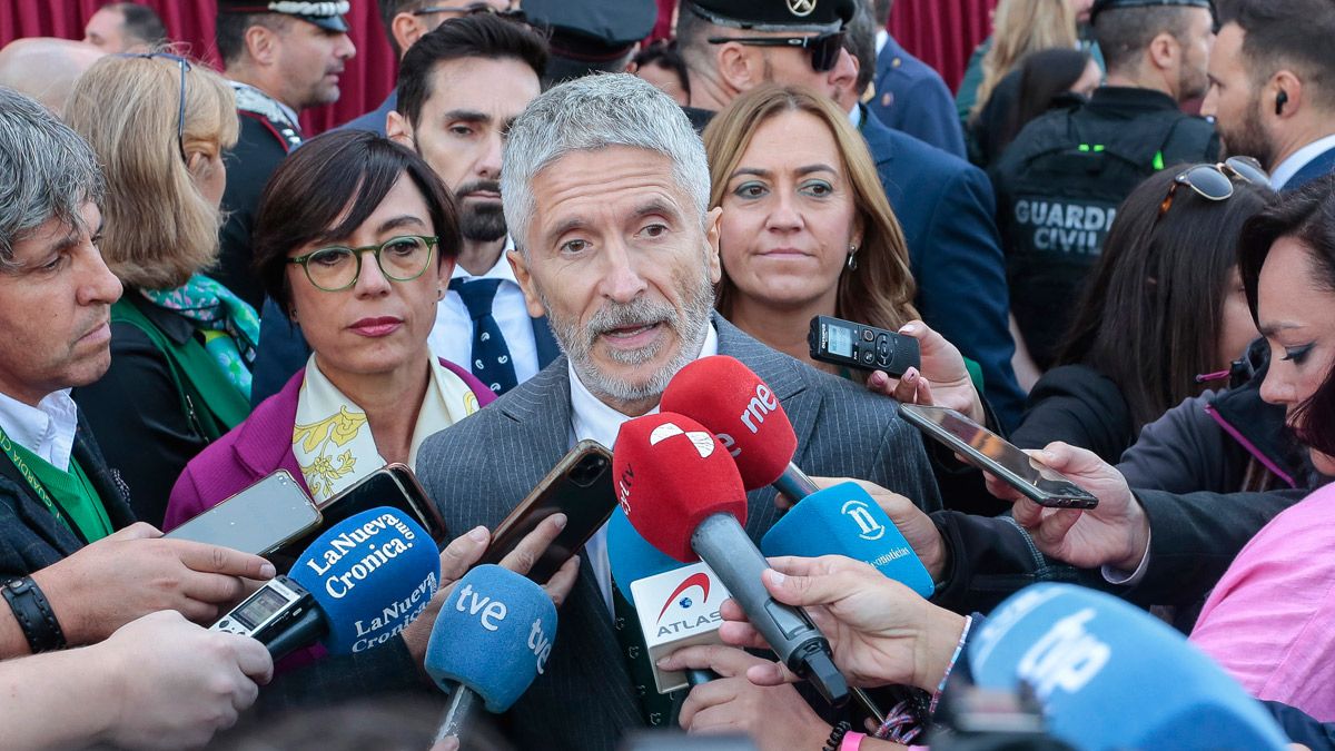 El ministro Fernando Grande-Marlaska atiendiendo a los medios de comunicación en León tras el acto de la Guardia Civil. | ICAL