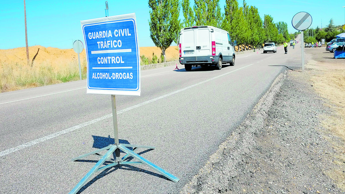 Control de la Guardia Civil de Tráfico en una imagen de archivo. | DANIEL MARTÍN