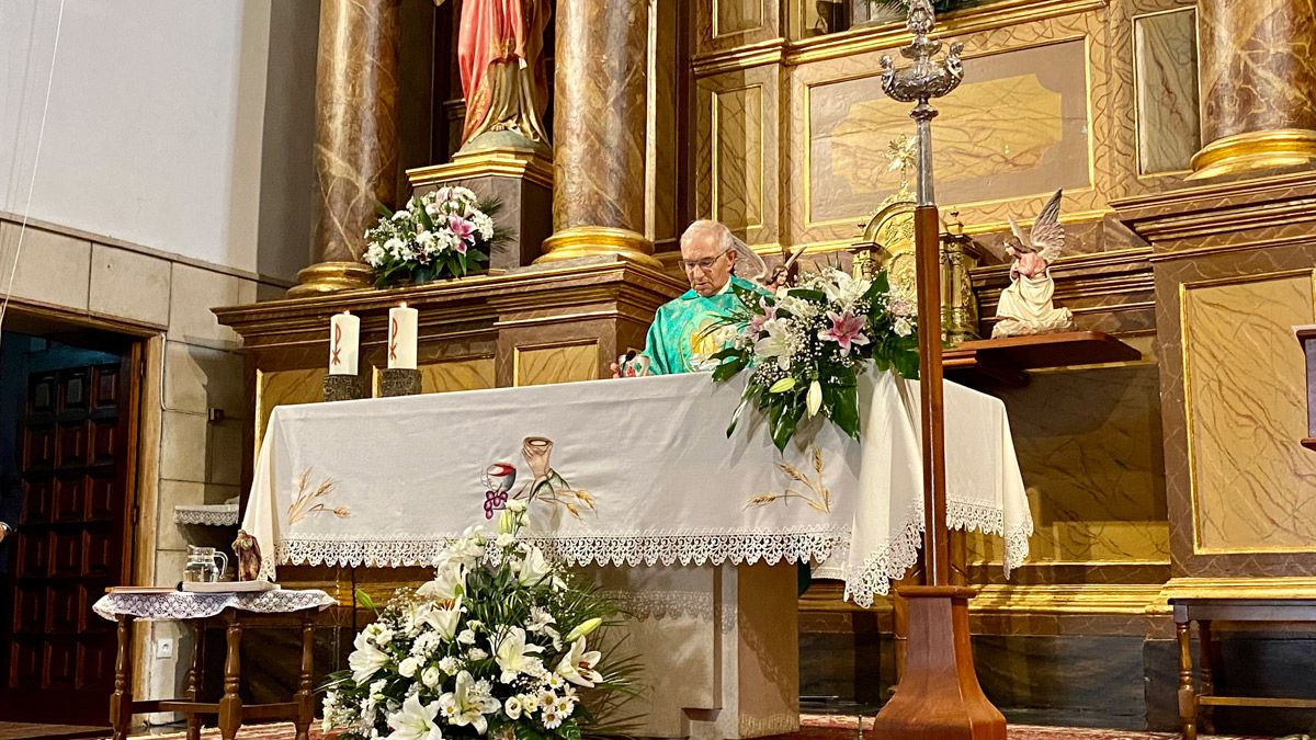 Abel Viñuela, durante la misa celebrada este pasado domingo. | A. HURTADO