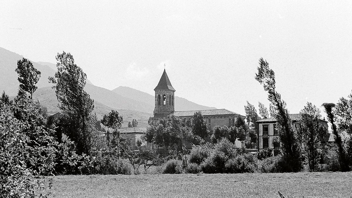 La estampa más repetida en las fotos de Cármenes, con la iglesia como telón de fondo, la ‘casa del médico’ don Avelino y la tienda de Mael. | FERNANDO RUBIO