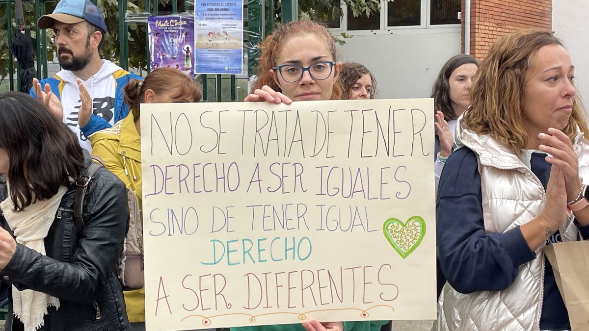 Compañeros, padres y educadores se unieron en la concentración. | Javier Fernández