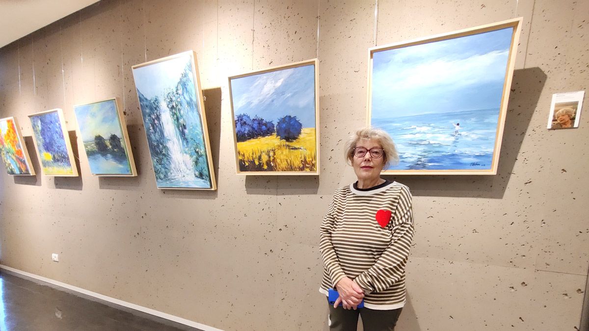 La artista Mercedes Rodríguez Mostaza expone en la sala de Ámbito Cultural de El Corte Inglés de León.