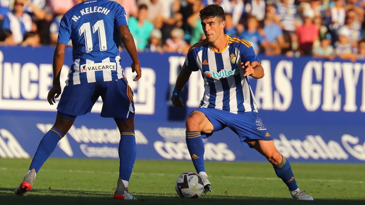 Pascanu recupera un balón durante el partido ante el Granada. | SDP Pascanu recupera un balón durante el partido ante el Granada. | SDP