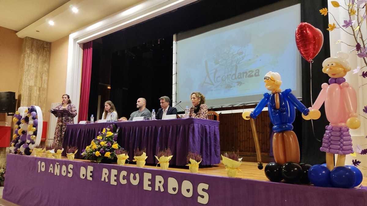 La Casa de Cultura de Valencia de Don Juan acogió este lunes por la tarde el acto por el 10 aniversario de Alcordanza. | A. RODRÍGUEZ