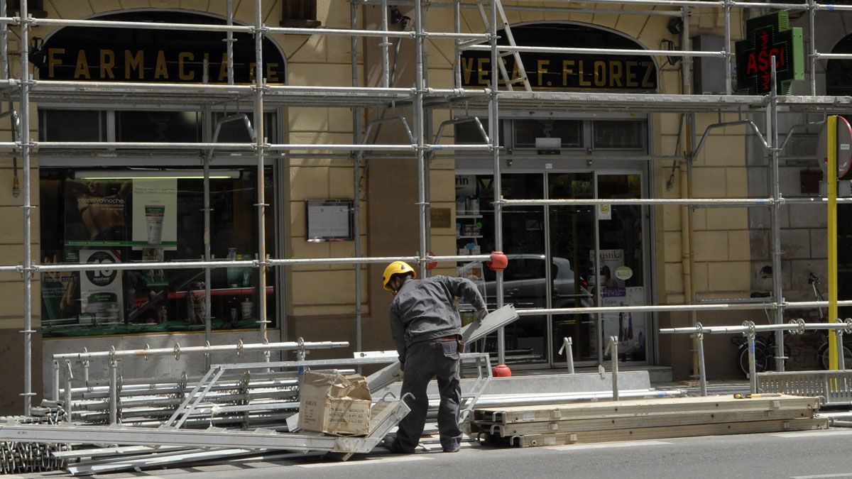 Trabajador de la construcción en una imagen de archivo. | MAURICIO PEÑA