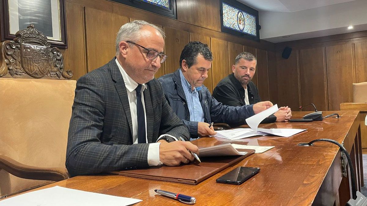 Firma del convenio en el Ayuntamiento de Ponferrada | Javier Fernández