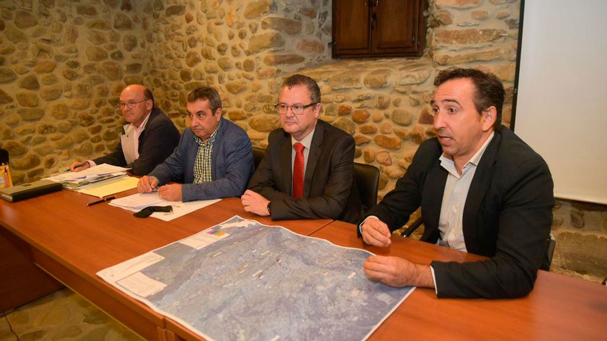 Dueñas en la reunión con los regantes, ayuntamientos y agricultores para explicar el plan de regadíos.