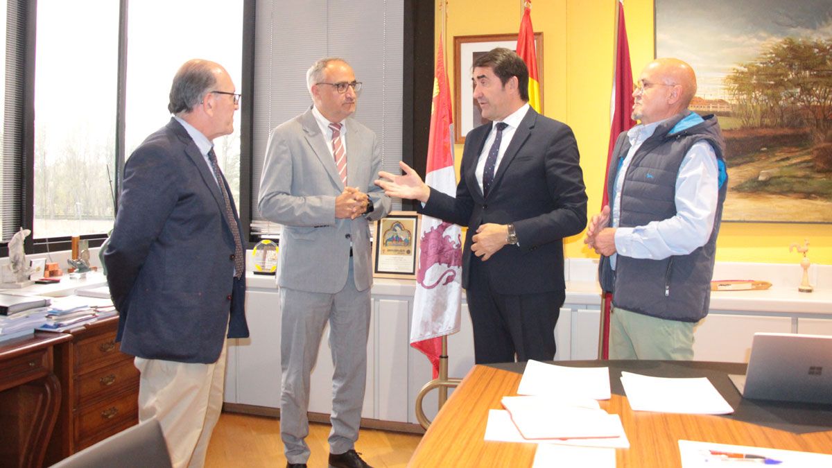 Reunión entre el alcalde y el consejero de Medio Ambiente.