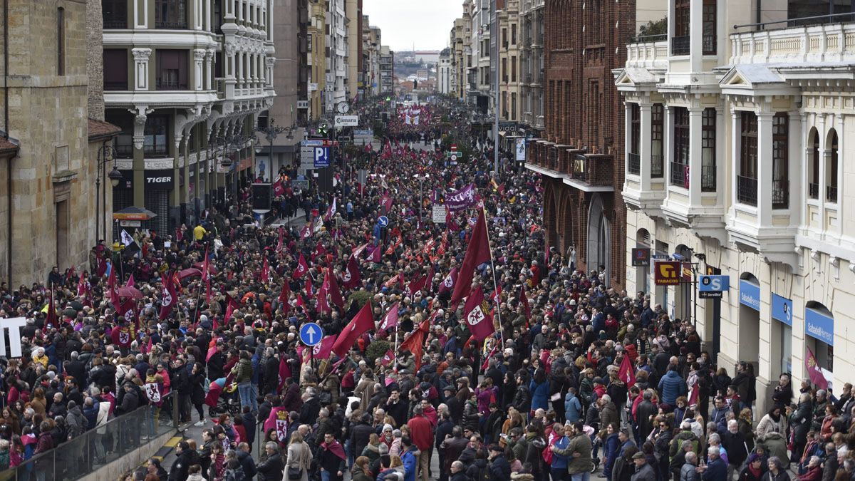 Las masivas manifestaciones por el futuro de la provincia dieron lugar a la creación de la Mesa por León. | SAÚL ARÉN