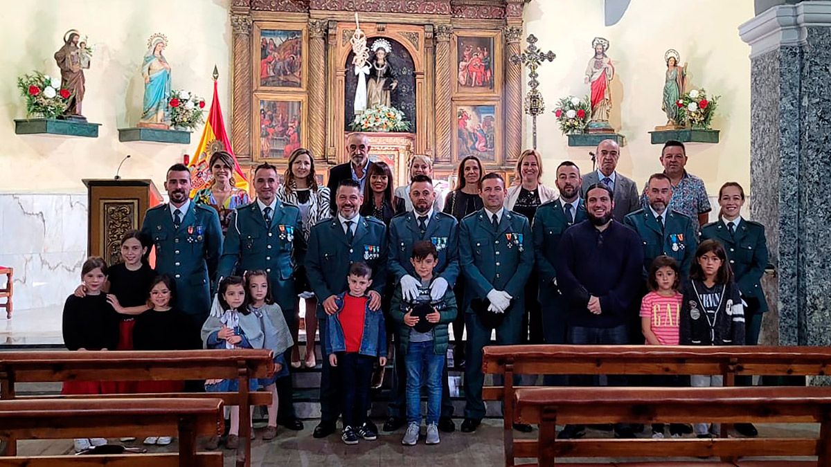 Los guardias civiles de Almanza y sus familias celebraron la festividad de 'El Pilar'. | L.N.C.