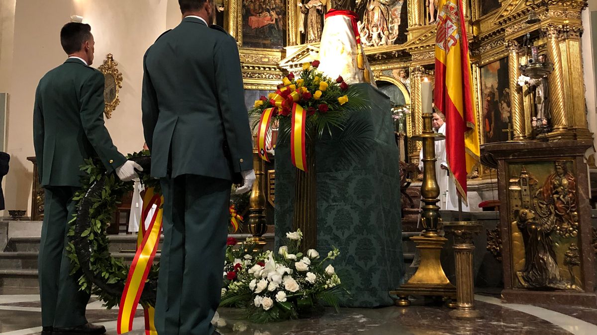 Momento de la ofrenda de una corona de flores ante la Virgen. | ABAJO