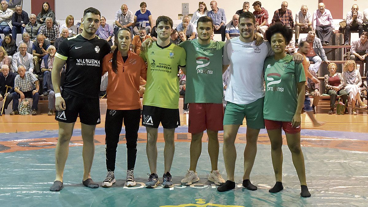 La tradicional foto de los campeones de Liga en el último corro: Pedro, Priscila, David, Adri, Tomasuco y Luzma; falta Cecilia que está en Italia de Erasmus.  :: SAÚL ARÉN