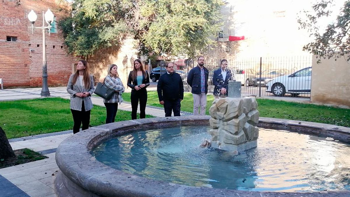 La inauguración del Jardín Romántico, donde se han invertido casi 100.000 euros, formó parte de la visita. | ABAJO