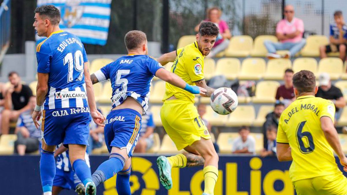 La Deportiva defiende un saque de esquina frente al Villarreal B. | LALIGA