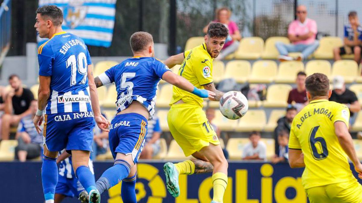 La Deportiva defiende un saque de esquina frente al Villarreal B. | LALIGA La Deportiva defiende un saque de esquina frente al Villarreal B. | LALIGA
