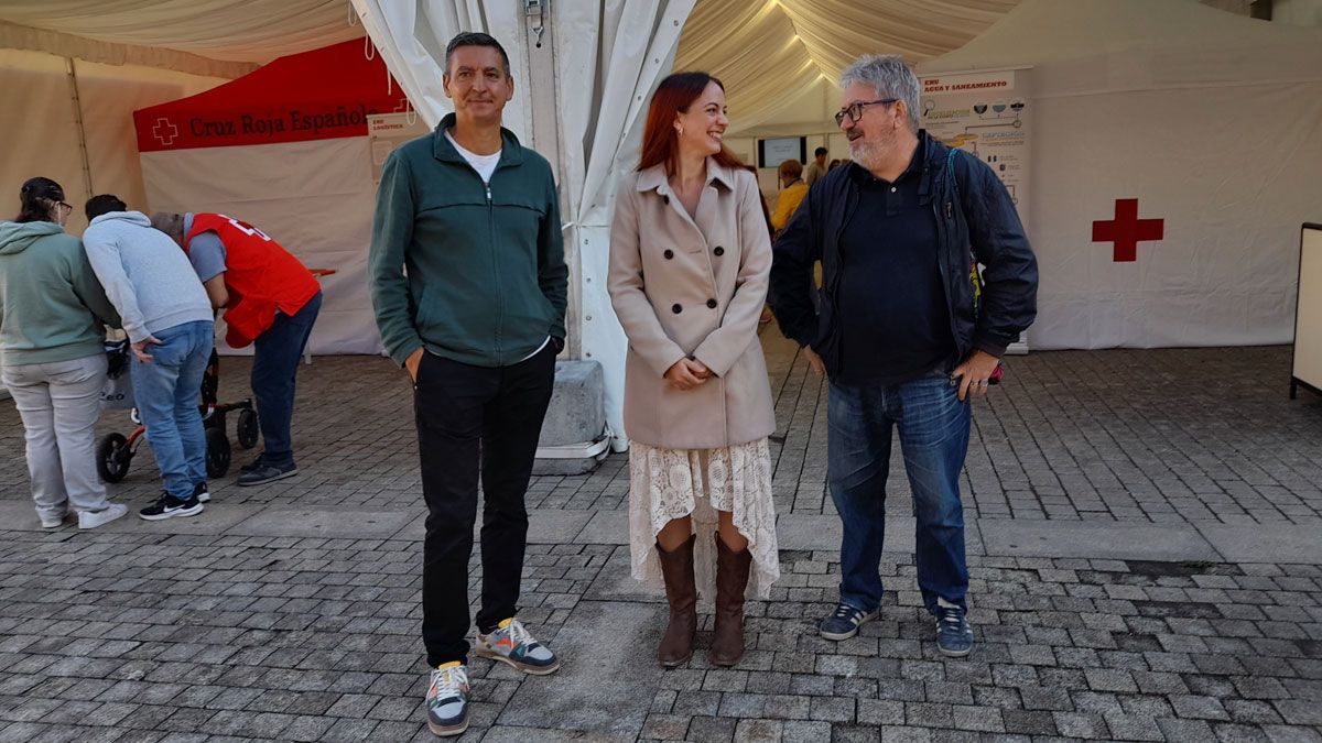 Chema Caballero conversando con la concejala ponferradina antes de la ponencia. | MAR IGLESIAS