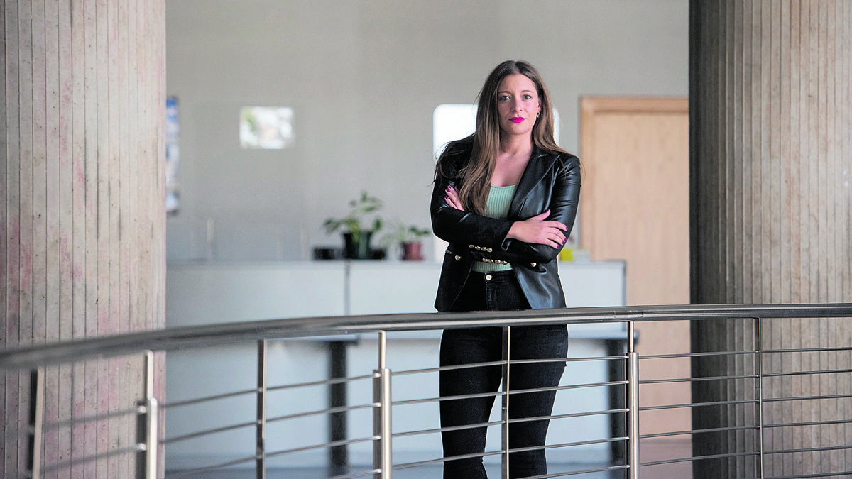 La delegada territorial de la Junta en León, Ester Muñoz, durante la entrevista. | SAÚL ARÉN La delegada territorial de la Junta en León, Ester Muñoz, durante la entrevista. | SAÚL ARÉN