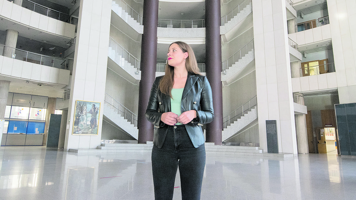 La delegada territorial de la Junta en León, Ester Muñoz, durante la entrevista. | SAÚL ARÉN La delegada territorial de la Junta en León, Ester Muñoz, durante la entrevista. | SAÚL ARÉN