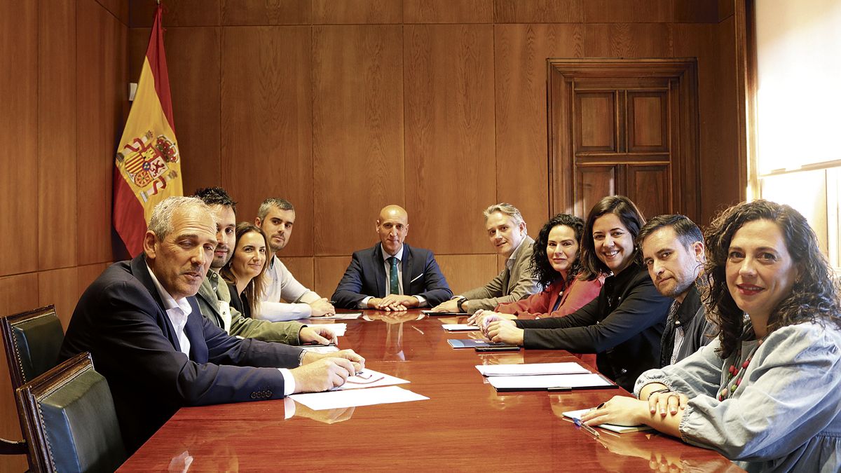 Un instante de la reunión del alcalde de León, José Antonio Diez, con los empresarios de AJE. | L.N.C.