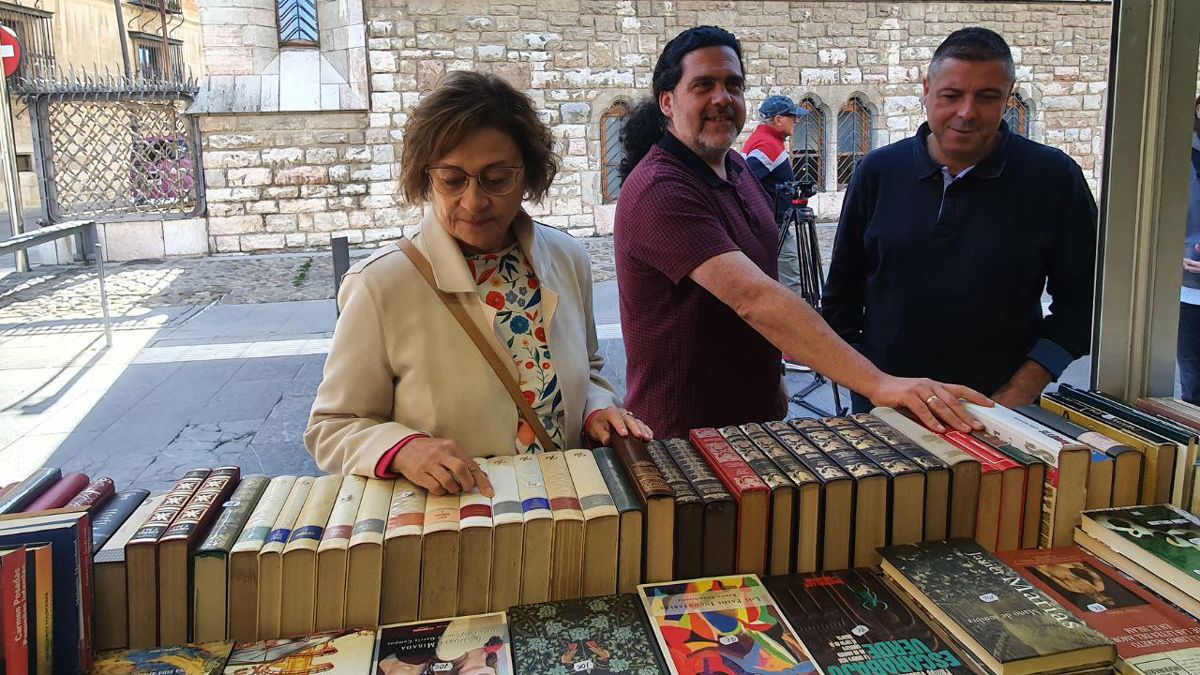 La concejala, el organizador de la feria (med.) y el presidente de la asociación (der.) en una de las casetas. | L.N.C. La concejala, el organizador de la feria (med.) y el presidente de la asociación (der.) en una de las casetas. | L.N.C.