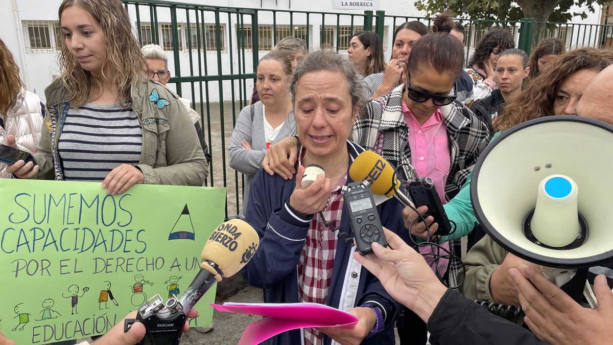 Elena Martínez, madre de Valeria, durante la concentración frente al centro educativo. | Javier Fernández