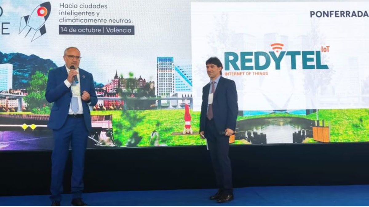 El alcalde de Ponferrada, Olegario Ramón, junto al responsable de Redytel IoT, Óscar Cela.