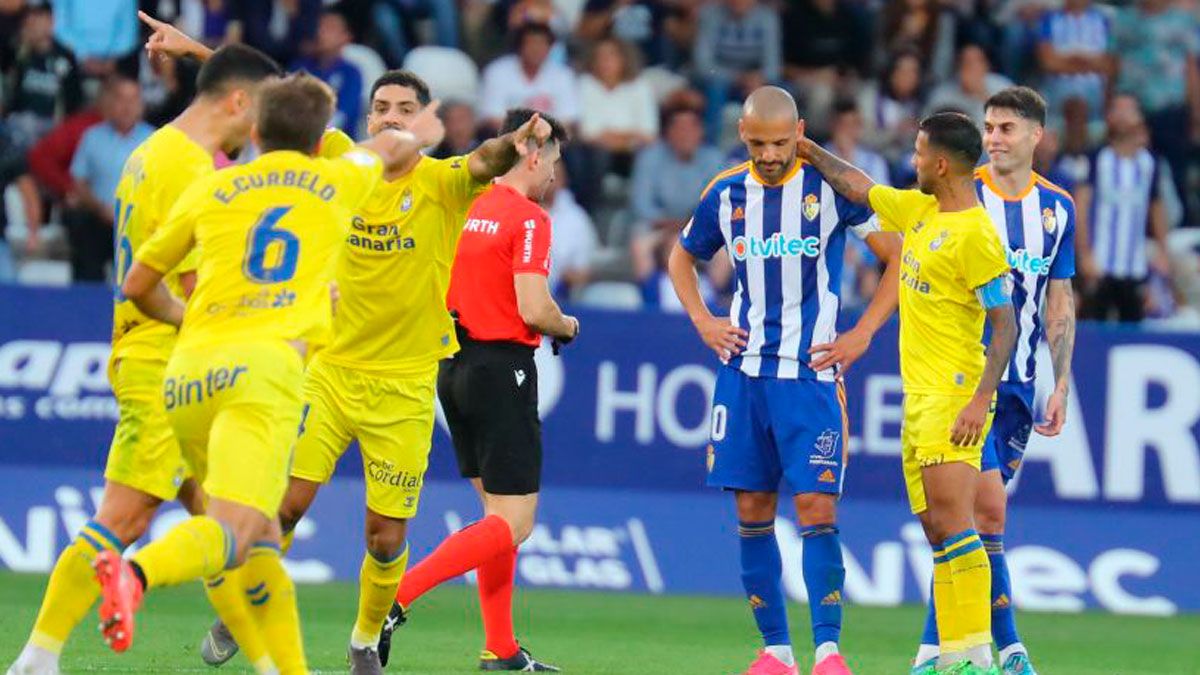 Las Palmas celebra el gol y Yuri lamenta su expulsión. | LALIGA