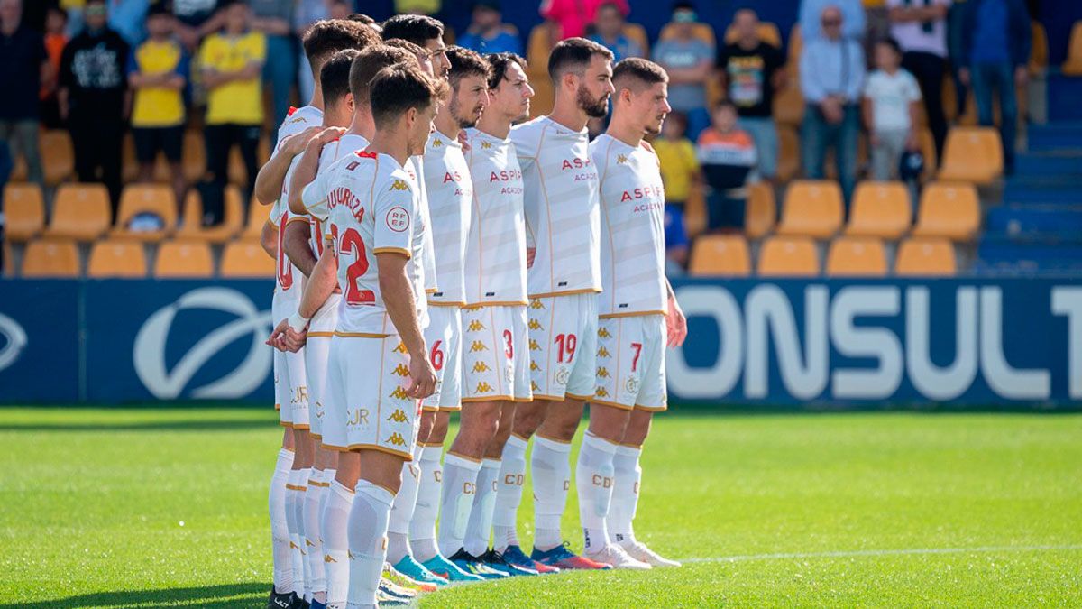 Los jugadores de la Cultural, durante el minuto de silencio inicial. | ALCORCON