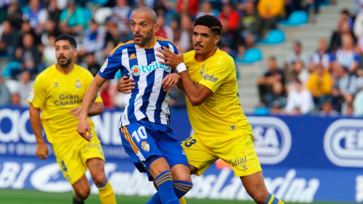 Yuri es agarrado por un defensor de Las Palmas. | LALIGA