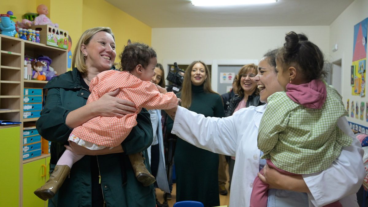 La consejera de Familia e Igualdad de Oportunidades, Isabel Blanco, visitó este lunes el centro Hogar de la Esperanza. | JESÚS F. SALVADORES