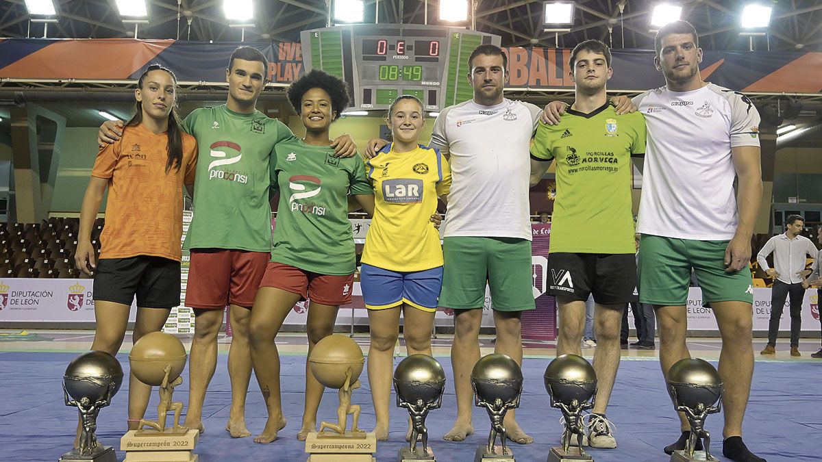 Los ganadores del Campeón de Campeones en las siete categorías, Priscila, Adri, Luzma, Rebeca, Unai, David y Tomasuco, posan con los trofeos.  :: JESÚS F. SALVADORES