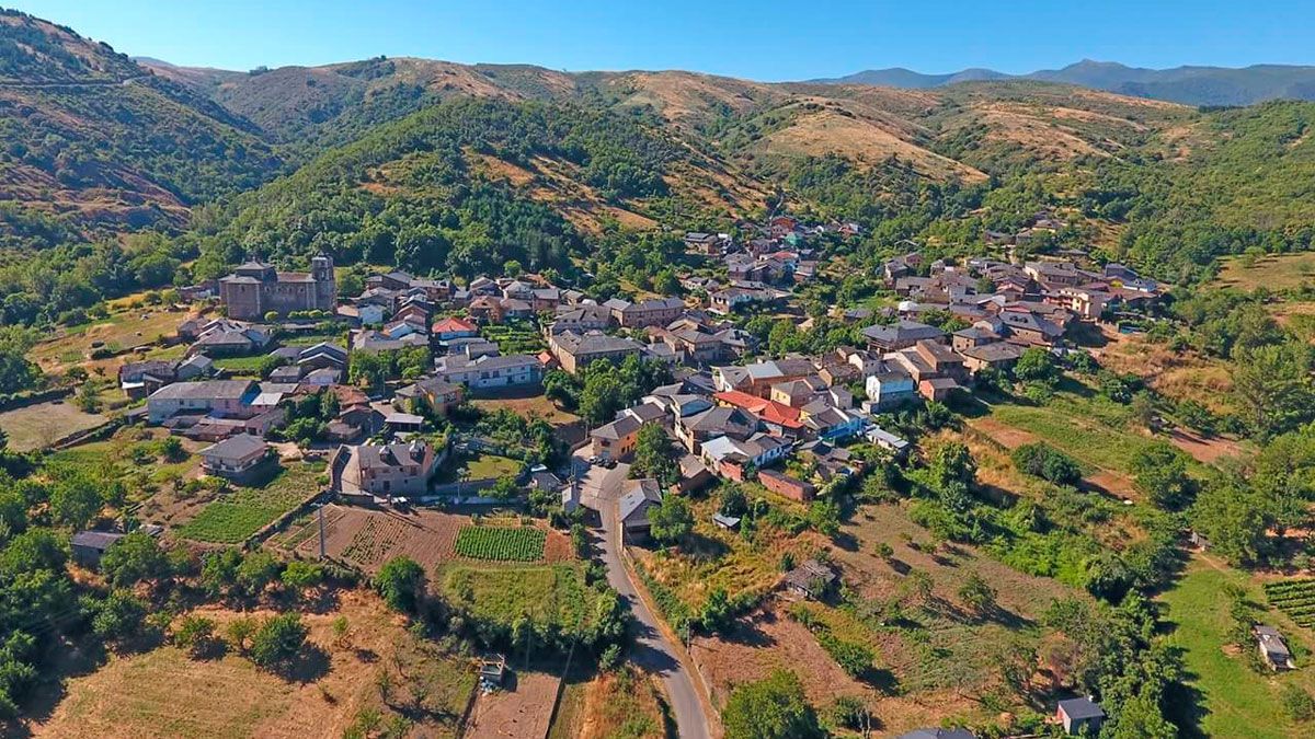 Villar de los Barrios es un espacio entre castaños, uno de ellos, el soto terapéutico en el que se realizará la experiencia.