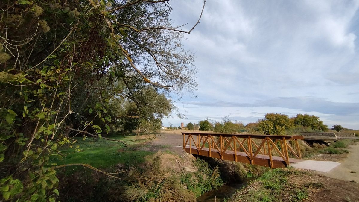 Nuevo puente de madera instalado en la senda a Cabañas. | L.N.C.
