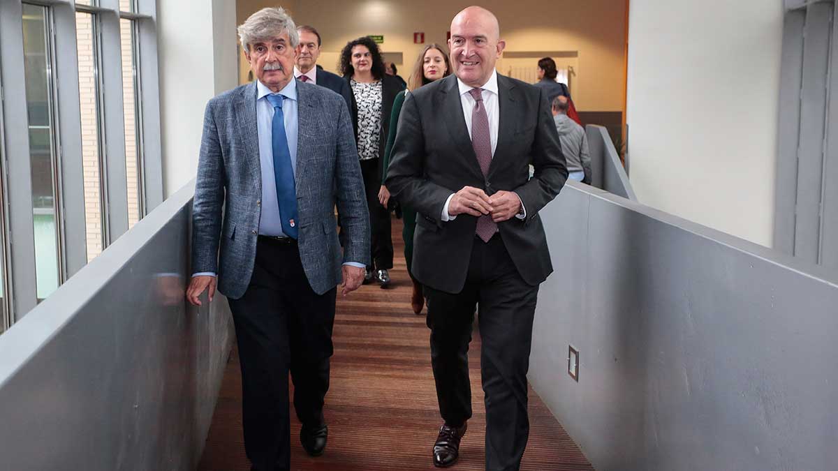 Juan Francisco García Marín y Jesús Julio Carnero, seguidos de otras autoridades. | ICAL