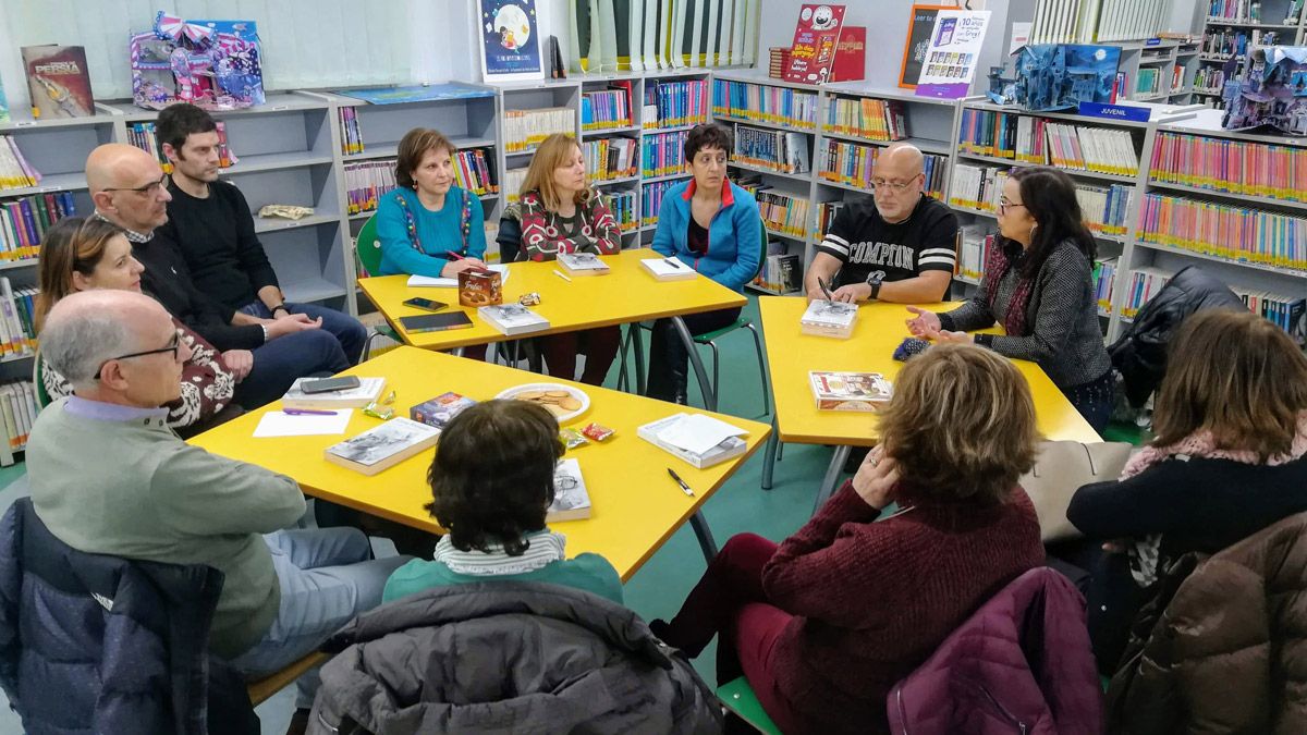 Imagen del club de lectura en la Biblioteca de Pinilla.