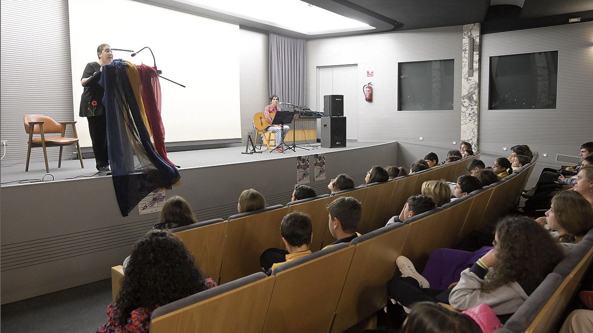 Un momento del acto celebrado en el ayuntamiento. | JESÚS F: SALVADORES Un momento del acto celebrado en el ayuntamiento. | JESÚS F: SALVADORES