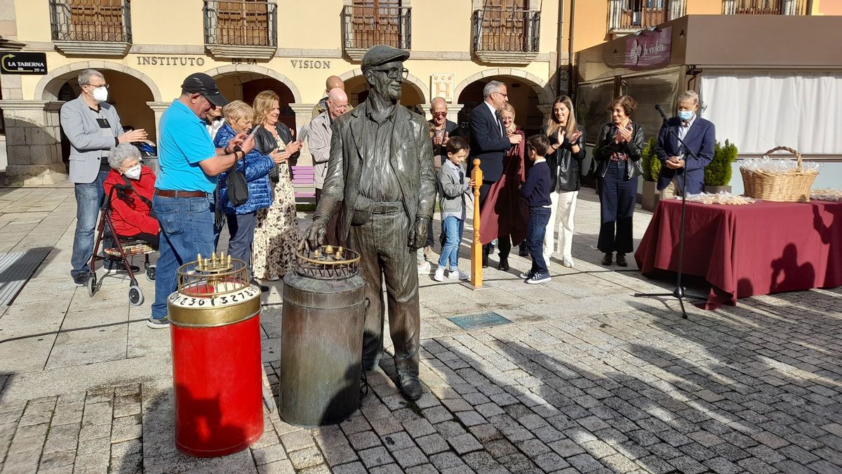 Los biznietos de Pepe fueron los que destaparon su placa, al lado de la estatua. | MAR IGLESIAS