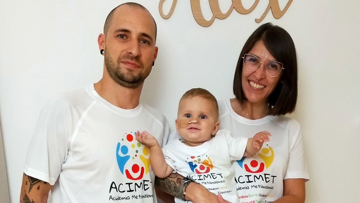 Álex junto a sus padres, David y María.