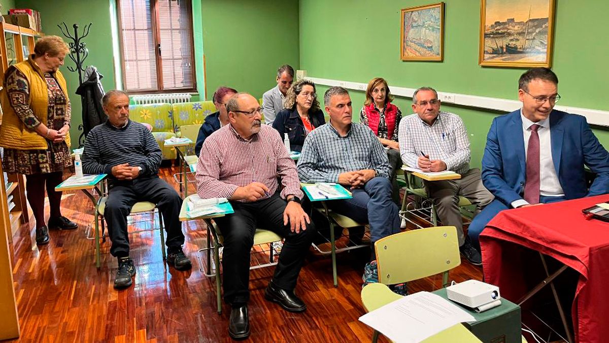 Eduardo García durante la visita al Centro de Día de Villablino. | L.N.C.