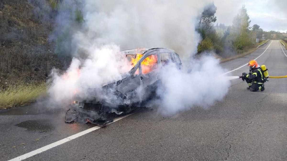 Los bomberos se desplazaron hasta la zona para intentar sofocar el incendio en el vehículo.