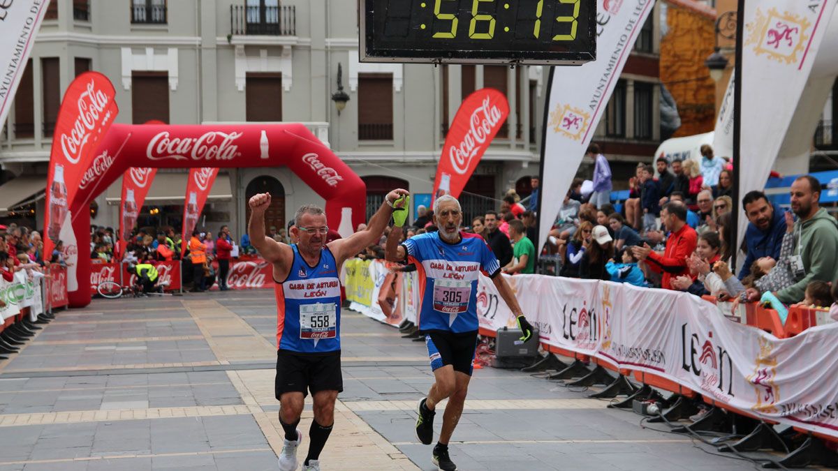 Erasmo Méndez, a la derecha, entra en meta el domingo en los 10 kilómetros de León. | 10KMLEON