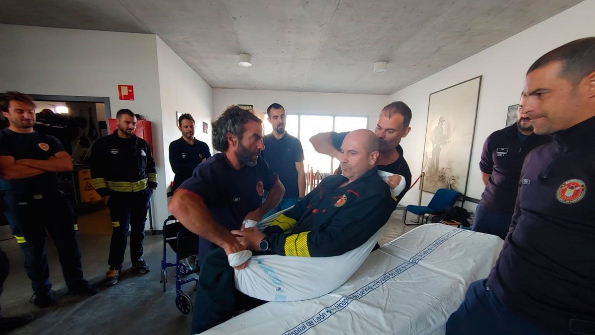 Los Bomberos de Ponferrada realizando el curso de movilización. Los Bomberos de Ponferrada realizando el curso de movilización.