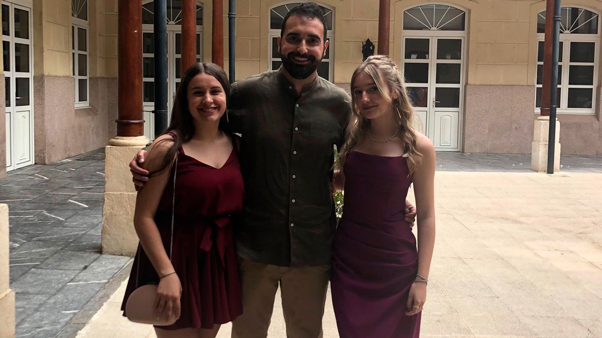 Las dos alumnas premiadas junto a su profesor, José Luis Barreales. | L.N.C.