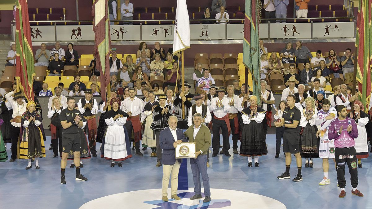 El Ademar homenajeó a los pendones en su último partido. | SAÚL ARÉN El Ademar homenajeó a los pendones en su último partido. | SAÚL ARÉN